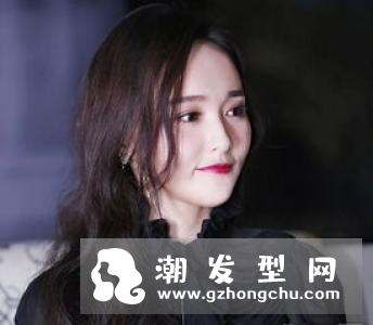 周雨彤的发型叫什么 微卷长发好女神