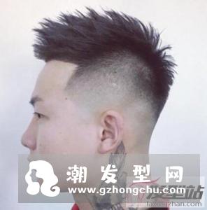 剪掏空发型时,很适合用刘海来缩短脸型比例