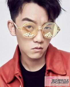 戴眼镜男生适合什么发型 选择这发型颜值暴涨零差评