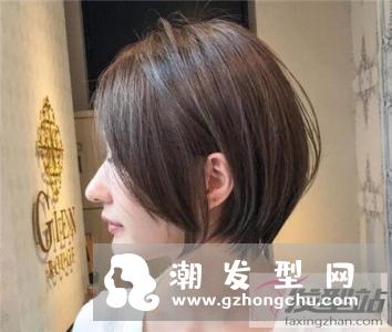 女生轻盈露耳短发 演绎不一样的时髦风
