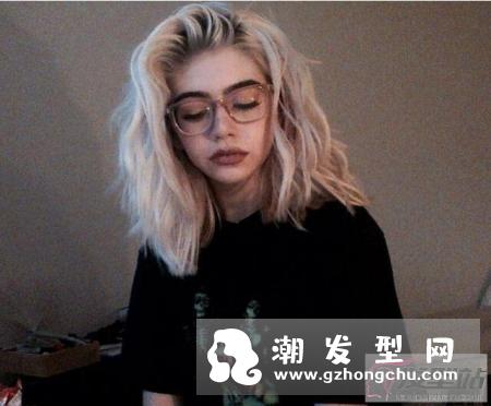 女生发型中长发这样弄不尴尬 长发过渡期和短发卡脖期说Bye