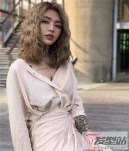 2019最火的中长头发预测 性感齐锁骨烫发惹人注目
