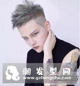 两边铲短发就是将两侧的头发剃薄或者剃光,造型清爽利落,很适合年轻男生