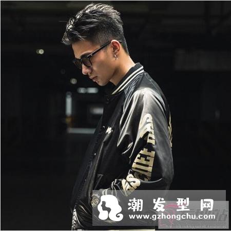 2019年必火的男士发型 两边剃短中间留长准没错