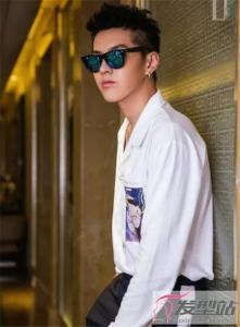 戴眼镜男生适合什么发型 选择这发型颜值暴涨零差评