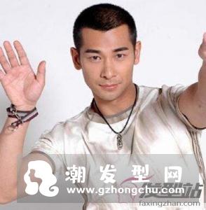 男生的五官立体又迷人,笑容阳光,穿上西装魅力无限