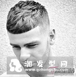 短直发小盖头,弧形刘海俏皮又减龄,很适合年轻男生尝试