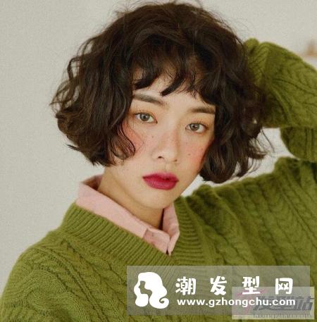 今年流行女短发型 复古卷短发更显活力
