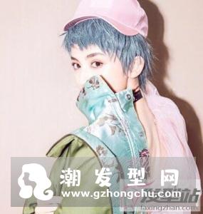 女生露耳超短发 融合时尚与中性美