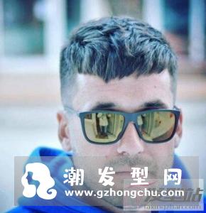 短直发小盖头,弧形刘海俏皮又减龄,很适合年轻男生尝试