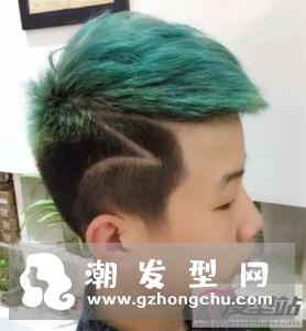 四周头发剃短,头顶部头发修剪整齐,看上去形状类似于一颗瓜子,吸睛又独特