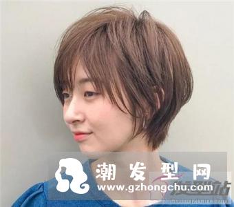 女生轻盈露耳短发 演绎不一样的时髦风