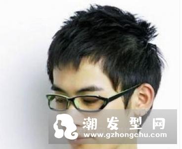 男生剃两边留中间发型短发 两边剃短中间厚很阳光帅气