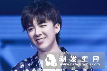 男生两边剃掉中间留长的发型大全