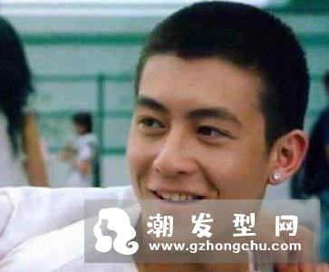 男生的五官立体又迷人,笑容阳光,穿上西装魅力无限
