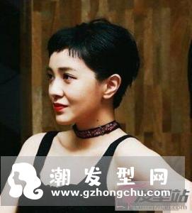 适合女生的黑色短发发型有包脸短发,露额短发、空气刘海短发