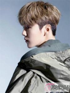 男生剃两边留中间发型短发 两边剃短中间厚很阳光帅气