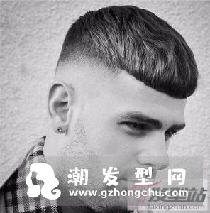 短直发小盖头,弧形刘海俏皮又减龄,很适合年轻男生尝试