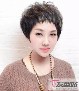 女生纹理烫短发造型 百搭修颜短发就要这么烫