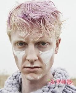 染发时为什么头顶的颜色浅