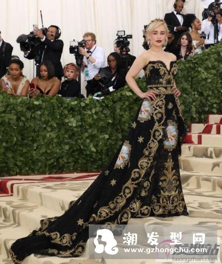 秋冬季适合剪短发吗 Emilia Clarke俐落短发展现知性美