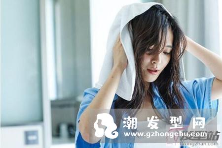 头发太软建议烫下发根 烫完必知的整理重点起床发型就自然美