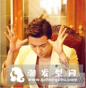 偏分发型男 时尚修颜非常帅气