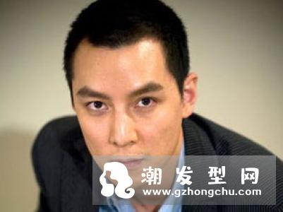 男生的五官立体又迷人,笑容阳光,穿上西装魅力无限