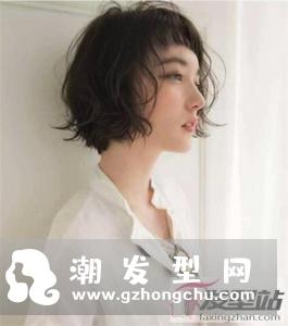 纹理烫是经典的烫发发型之一,头发的弯曲弧度介于直发与卷发之间