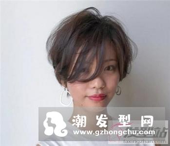 女生轻盈露耳短发 演绎不一样的时髦风