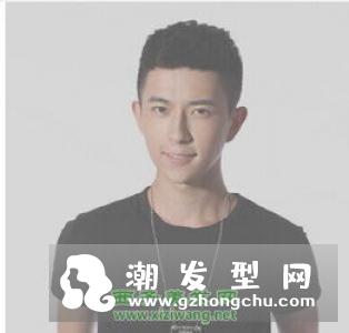 男士鬓角一道杠发型 两鬓剃短中间长很精神帅气