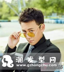 戴眼镜男生适合什么发型 选择这发型颜值暴涨零差评