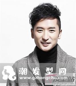两边剃掉中间蓬松的发型 不仅帅气还好打理