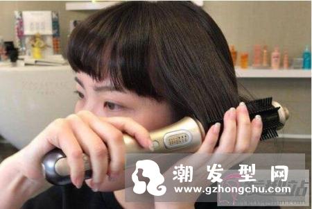 电热卷发梳怎么用图解 做好看发型再也不怕被电卷棒烫手了