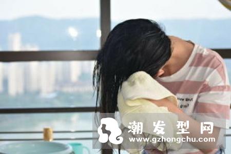 早上起来头发乱怎么办 做好这些乱翘扁塌从此消失