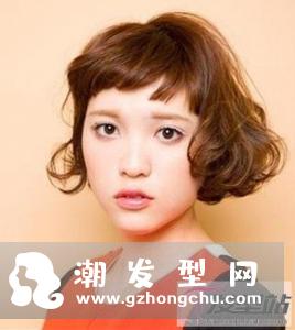 齐耳短发,顾名思义就是发根修剪到耳朵处的短发发型