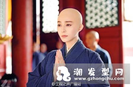 两边剃掉中间蓬松的发型 不仅帅气还好打理