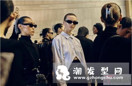鲨鱼夹怎么用 纽约时装周超模用鲨鱼夹震撼时尚圈