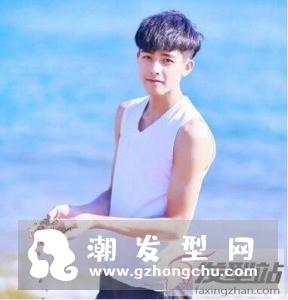 男学生比较适合风格简约又帅气的发型