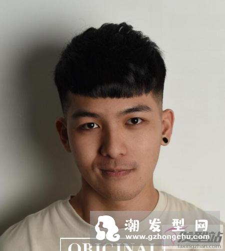 学生发型男生剃两边 型男必备的渐层短发发型图片