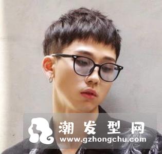 2019年必火的男士发型 两边剃短中间留长准没错