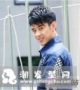 高中男生的发质柔软顺滑,简约的造型搭配衬衫,清新帅气