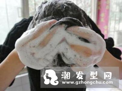 5大超伤发质坏习惯！发型师：湿发睡觉恐秃头、头皮不防晒更会影响脸皮！