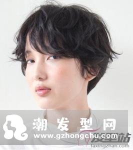 纹理烫是经典的烫发发型之一,头发的弯曲弧度介于直发与卷发之间