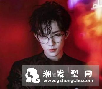 戴眼镜男生适合什么发型 选择这发型颜值暴涨零差评