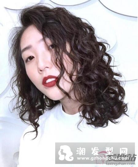 齐肩短发烫发发型 16款超修饰脸型及肩短卷发美翻天