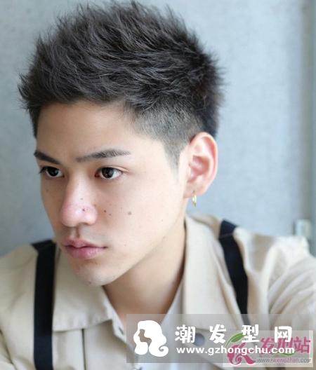 男生两边剪短刘海向上翘的发型图片
