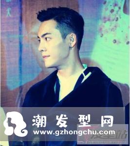 额头高的男生适合的发型 背头短发打造酷炫潮男