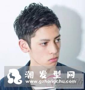 纹理烫短发侧面头发剃得很轻薄