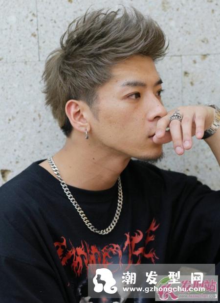 男生两边剪短刘海向上翘的发型图片